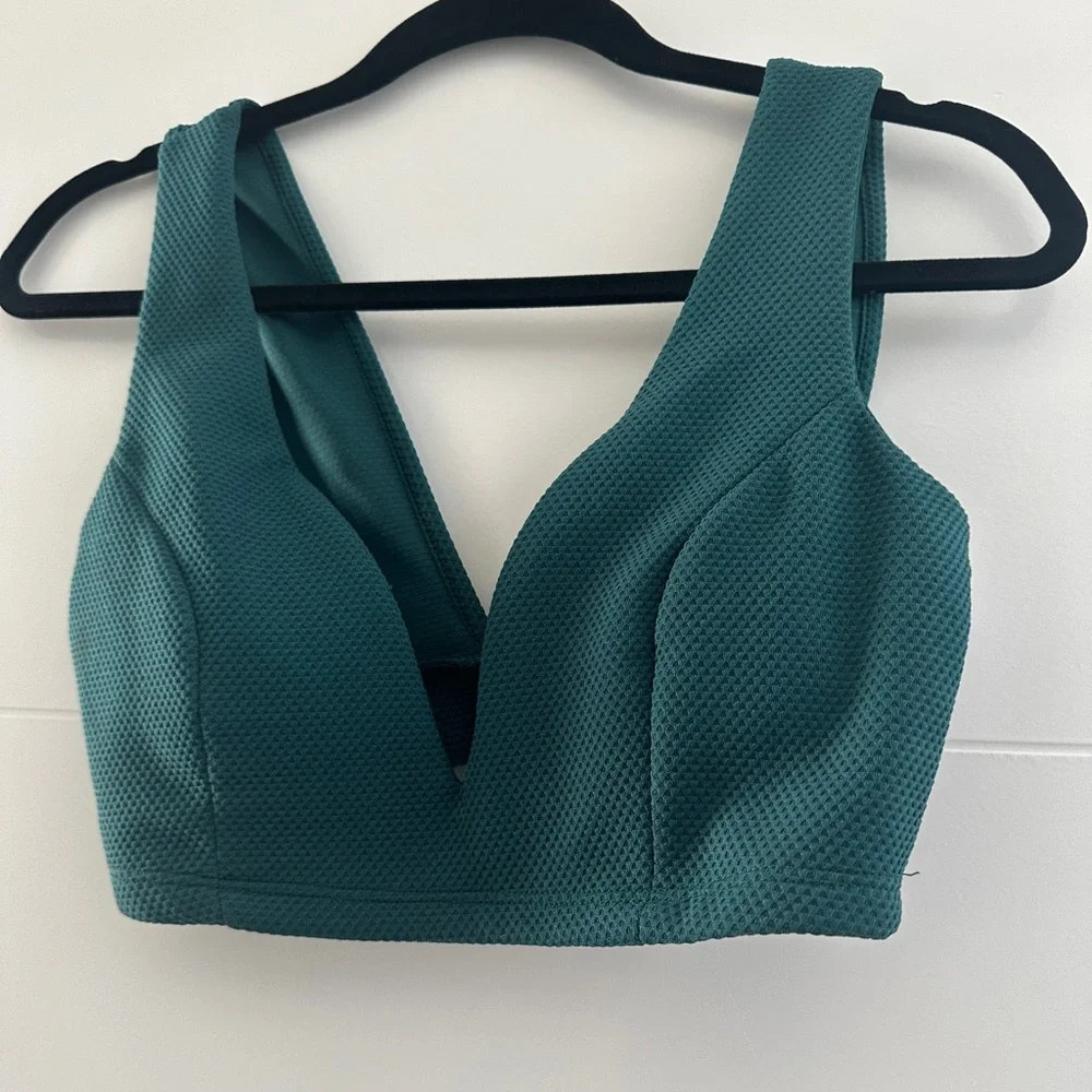 Windsor Green Deep V Neck Sleeveless Crop Top |
NWOT Size M - Picture 8 of 11